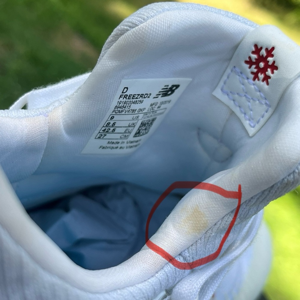 (Sz 9) New Balance White/Red Rugby or Soccer Cleats. - Picture 7 of 8